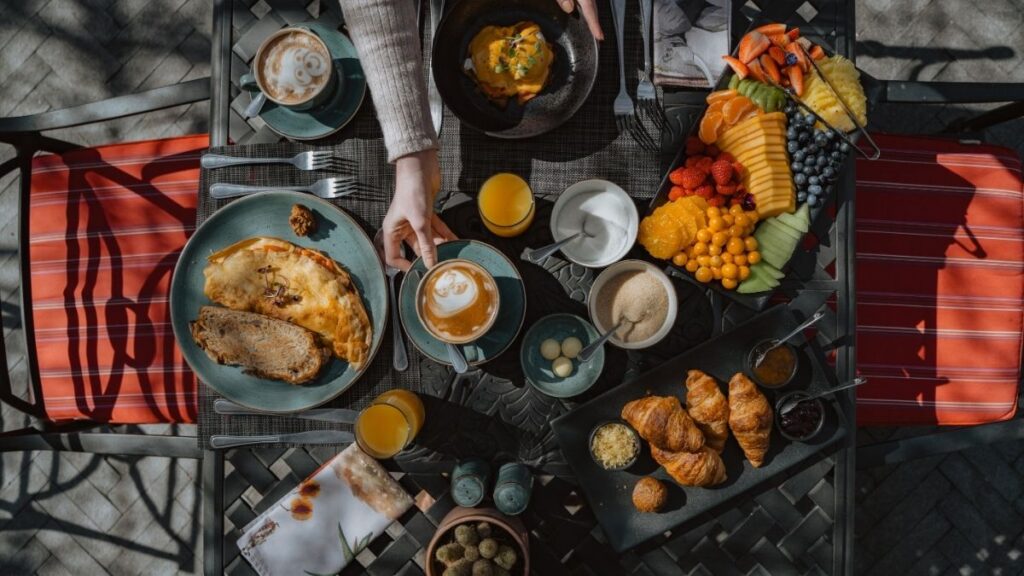 Breakfast at Avondrood and La Fontaine